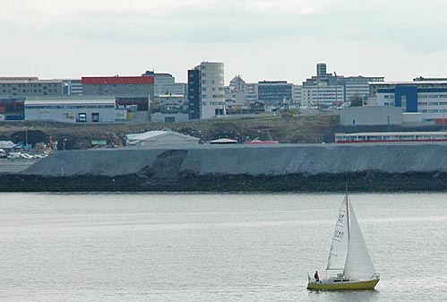 Skúta við Sundahöfn
