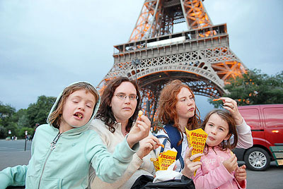 Stelpurnar borða franskar fyrir framan Eiffel turninn í kvöld