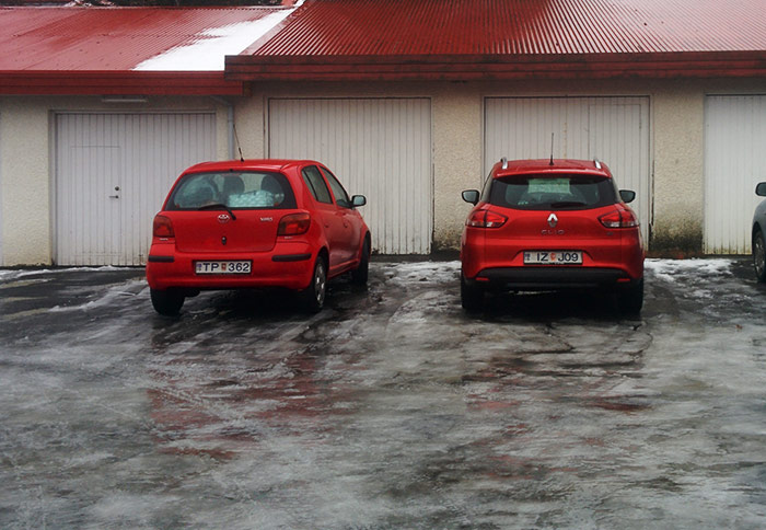 Tveir rauðir bílar
